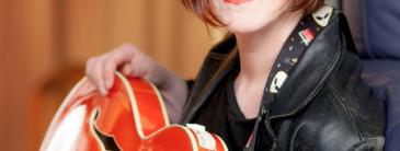 Image of Eleanor McEvoy with guitar