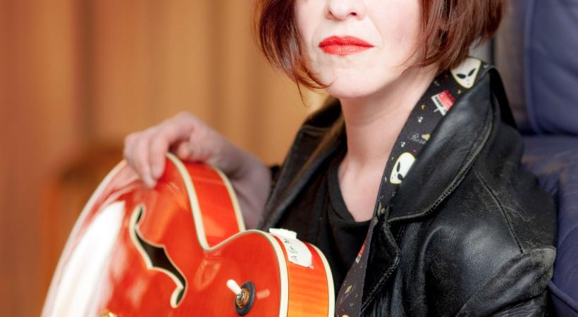 Image of Eleanor McEvoy with guitar